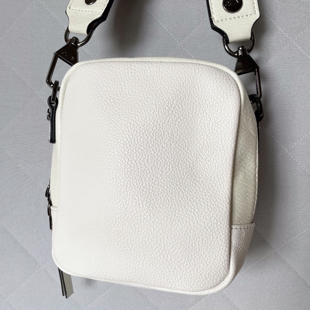 Quay Australia Crossbody Camera Bag - White - Black and White Checkered Strap - Picture 12 of 16
